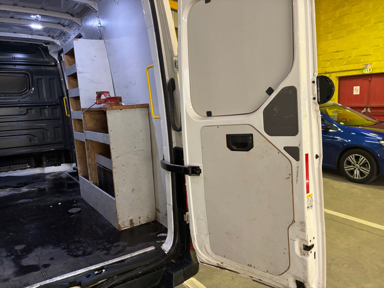 VOLKSWAGEN CRAFTER VAN 35 L3H3 2.0 TDI 140 CH BUSINESS 2022