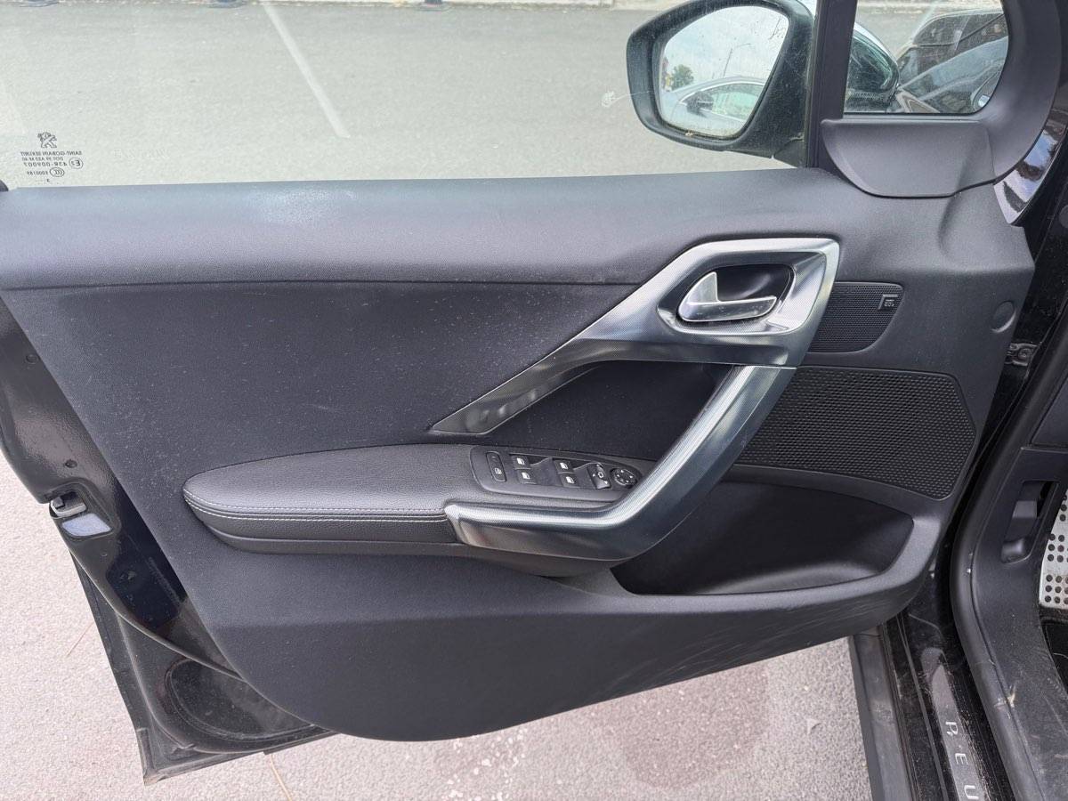 PEUGEOT 2008 1.6 e-HDi 115ch FAP BVM6 Féline Titane Féline Titane 2013