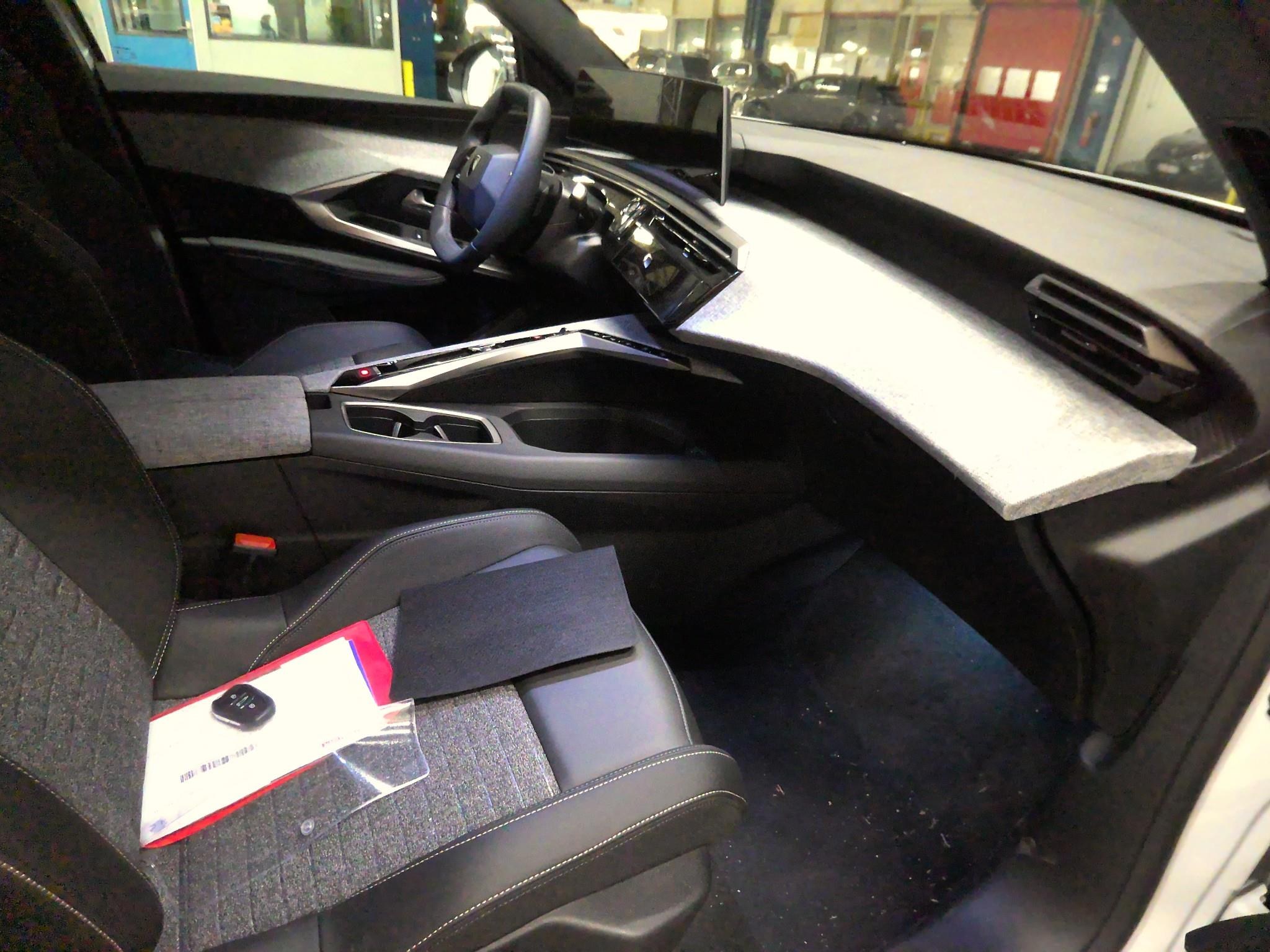 PEUGEOT 5008 Hybrid 145 ch e-DCS6 Allure 2025