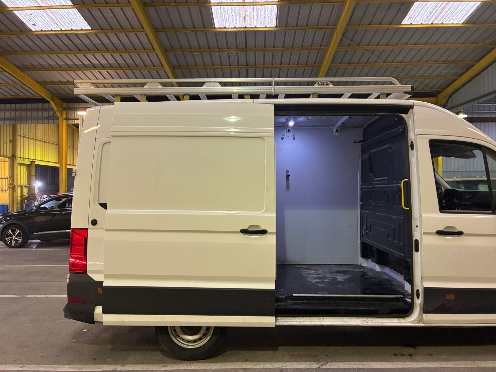 VOLKSWAGEN CRAFTER VAN 35 L3H3 2.0 TDI 140 CH BUSINESS 2022