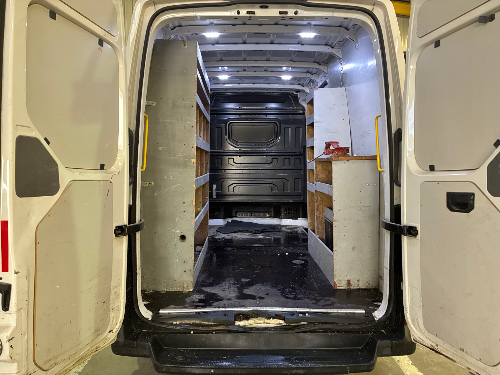 VOLKSWAGEN CRAFTER VAN 35 L3H3 2.0 TDI 140 CH BUSINESS 2022