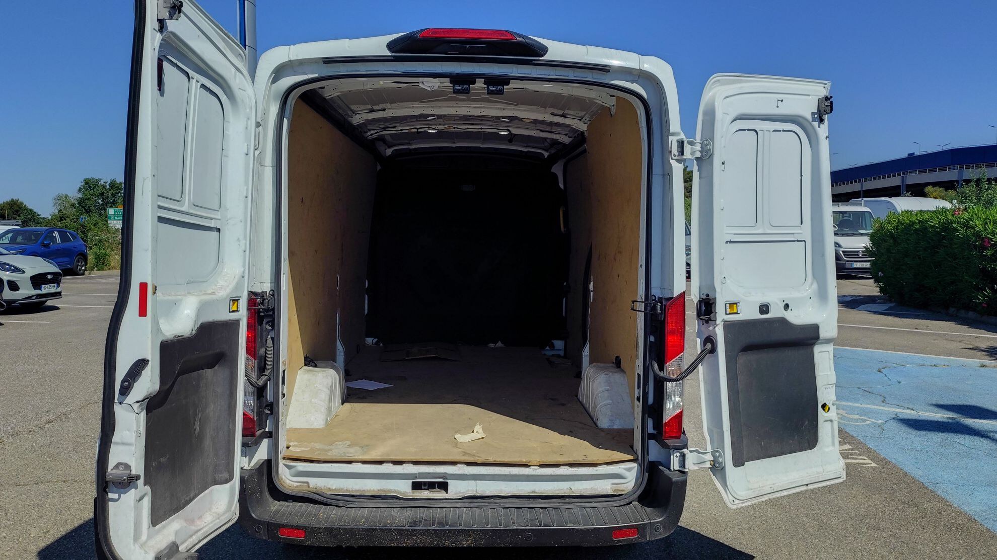FORD TRANSIT FOURGON E-TRANSIT FGN 350 L3H2 184 CH BATTERIE 75 KWH TREND BUSINESS 2022