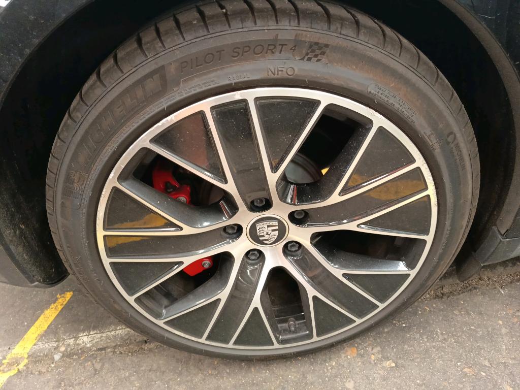 PORSCHE  2021