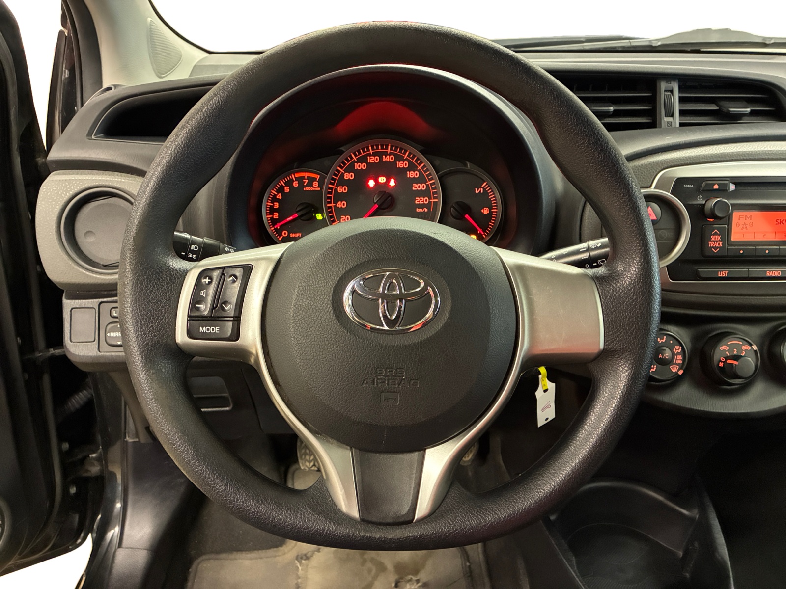 TOYOTA Yaris 69 VVT-i Active 2014