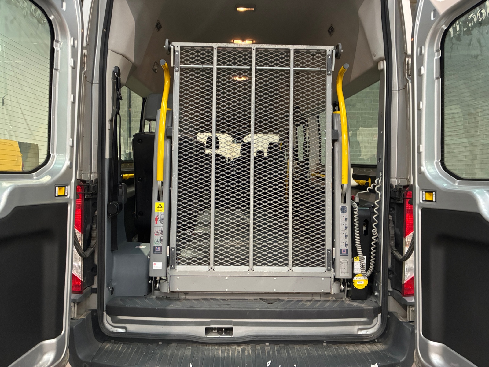 FORD TRANSIT KOMBI TPMR P350 L4H3 2.0 TDCi 130 Ambiente 8pl 2017