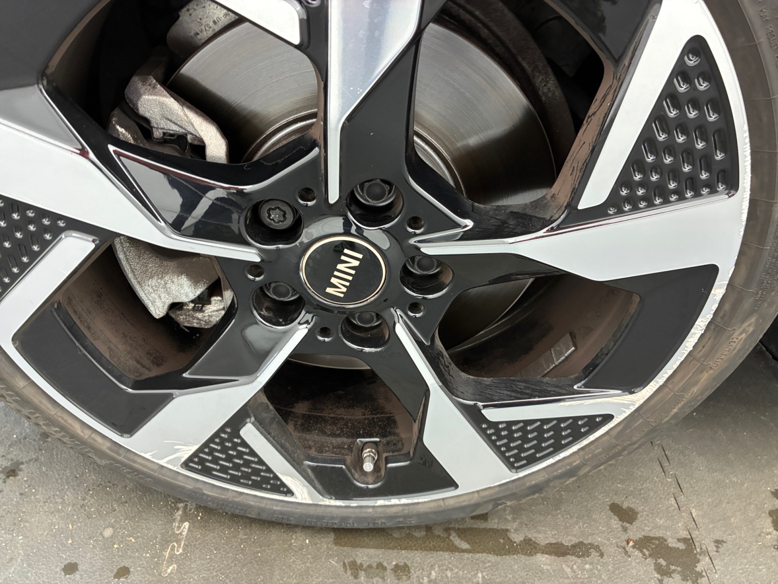 MINI Cooper 5 Portes C 156 Favoured + Pack S DKG7 2024