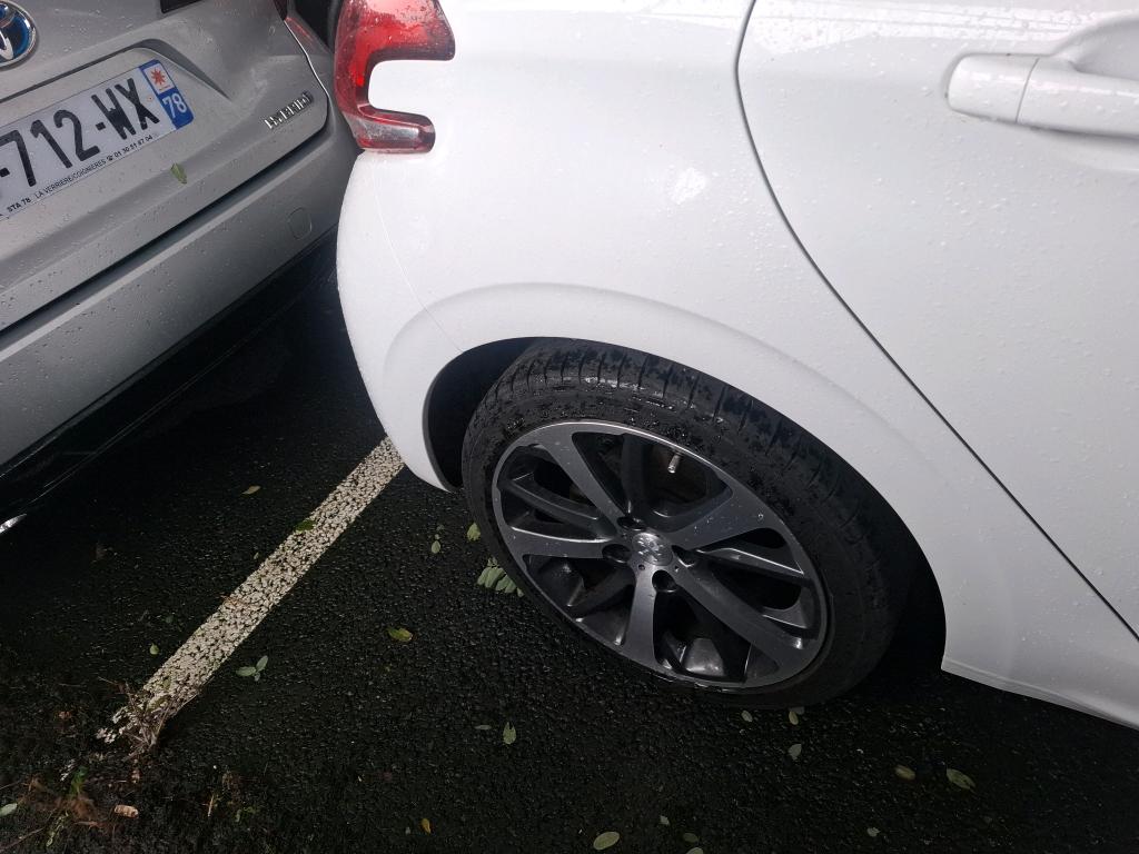 PEUGEOT 208 1.6 BlueHDi 120ch S&S BVM6 Féline 2016