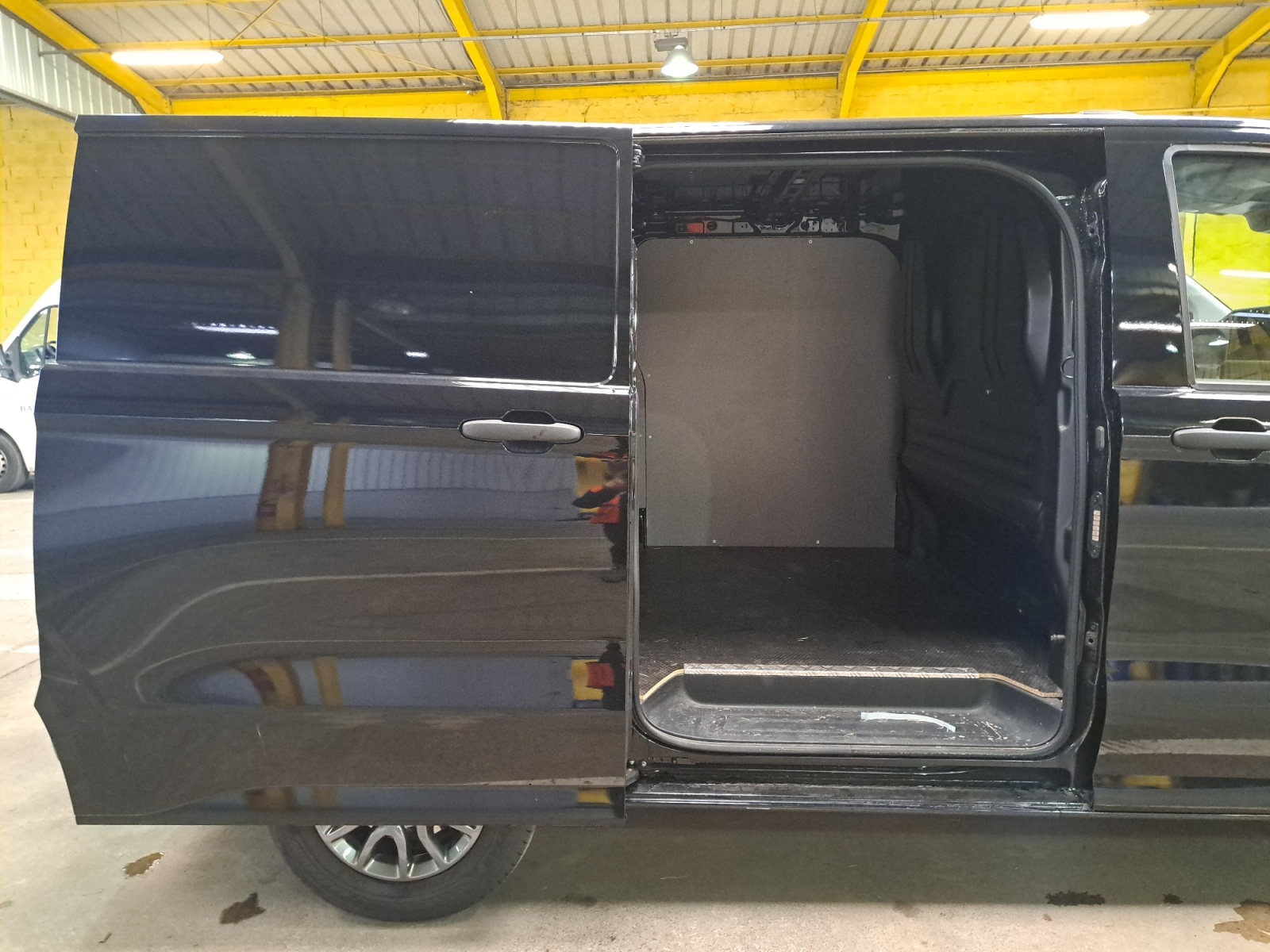 VOLKSWAGEN TRANSPORTER VAN L1H1 2.0 TDI 150 BVA8 BUSINESS 2025