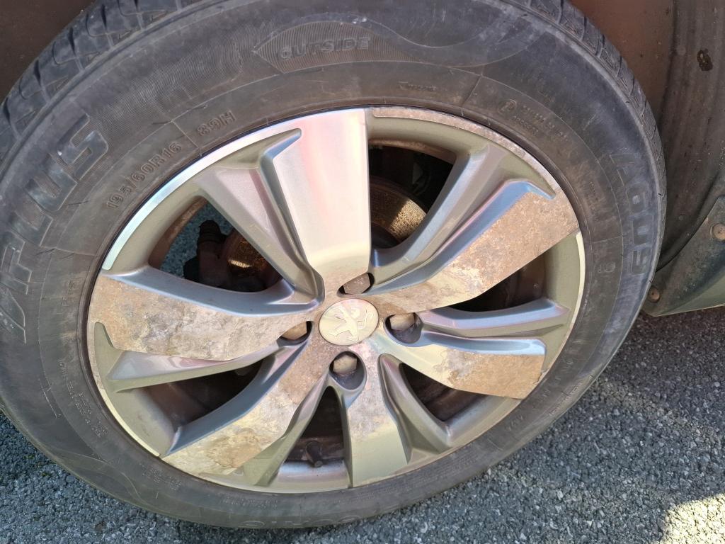 PEUGEOT 2008 1.6 e-HDi 115ch FAP BVM6 Allure 2014