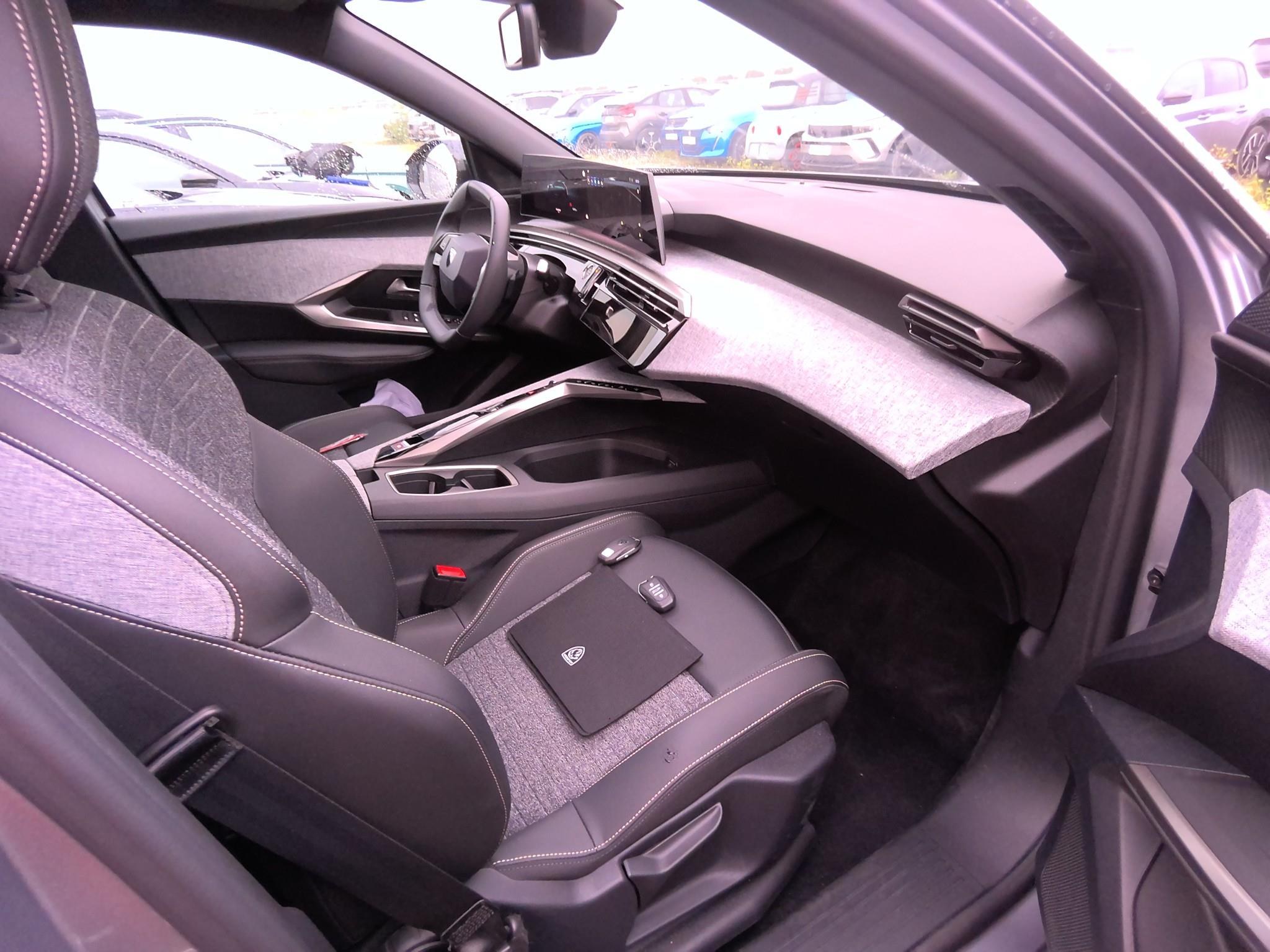 PEUGEOT 5008 Hybrid 145 ch e-DCS6 Allure 2025