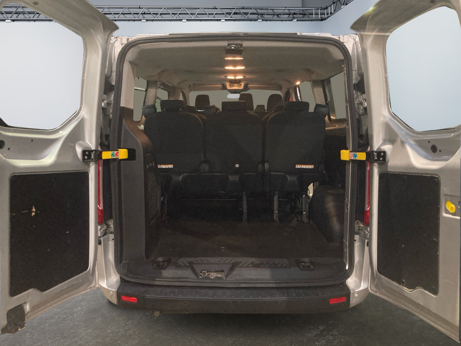 FORD Transit Custom Kombi 320 L2H1 2.0 EcoBlue 130 Trend Business 9pl 2023