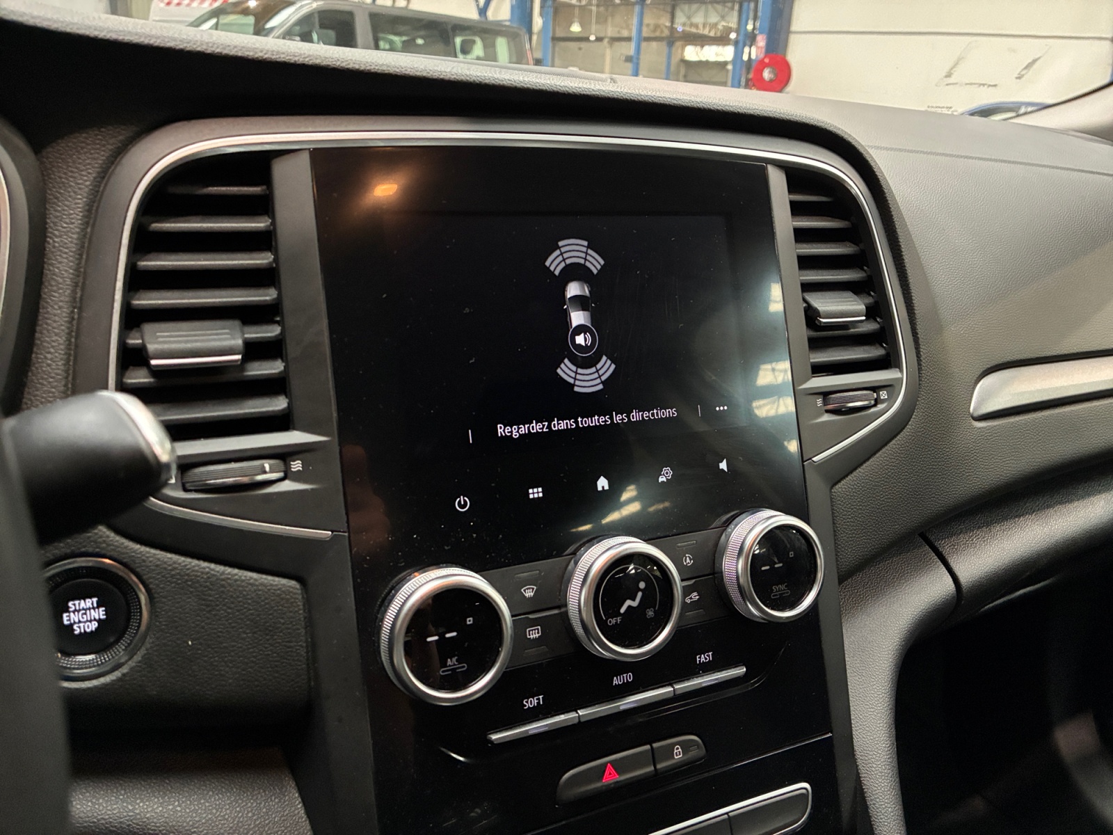 RENAULT Megane IV Berline Blue dCi 115 Evolution 2022