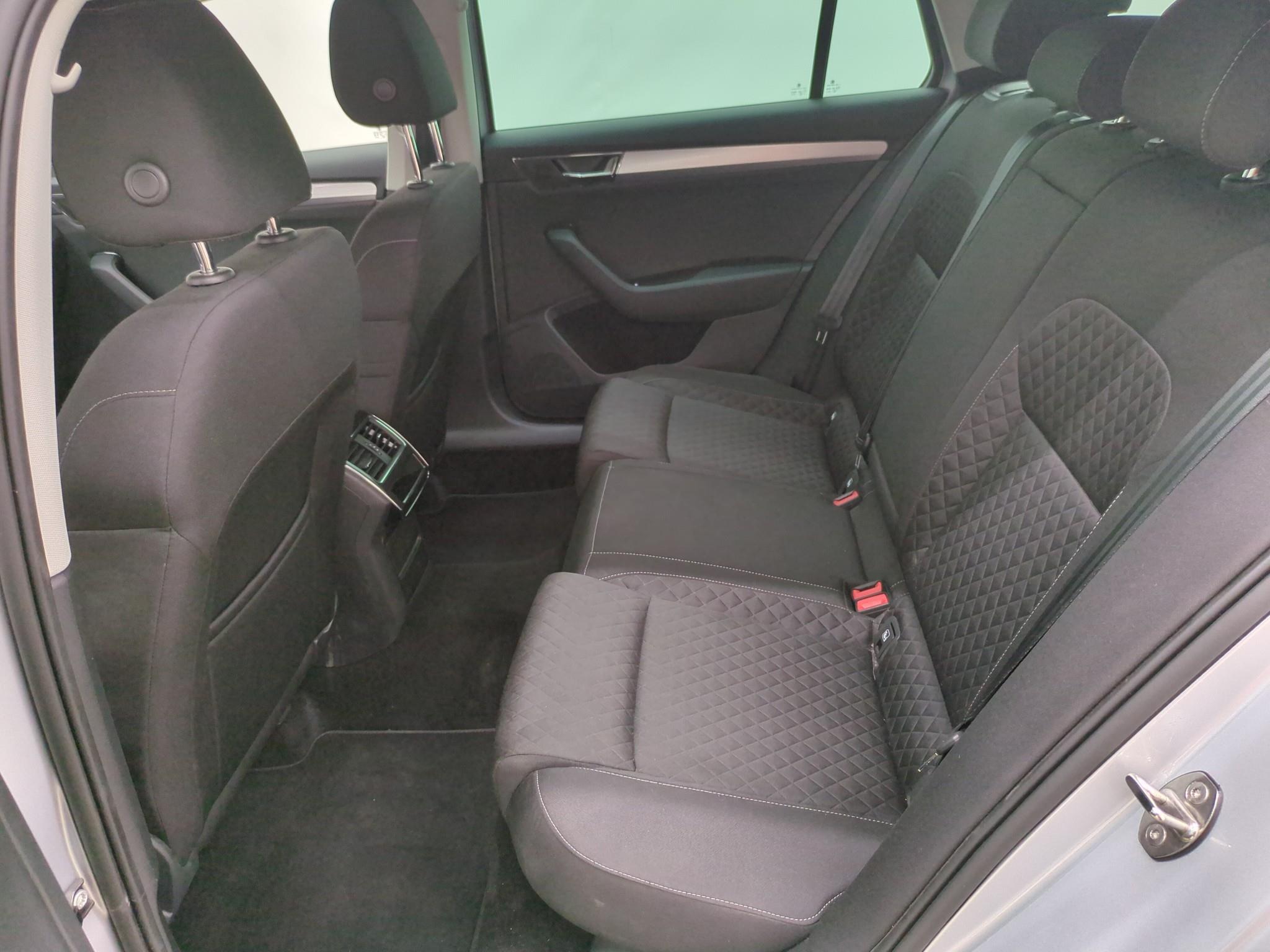 SKODA SUPERB COMBI 2.0 TDI 150 SCR DSG7 Business 2024