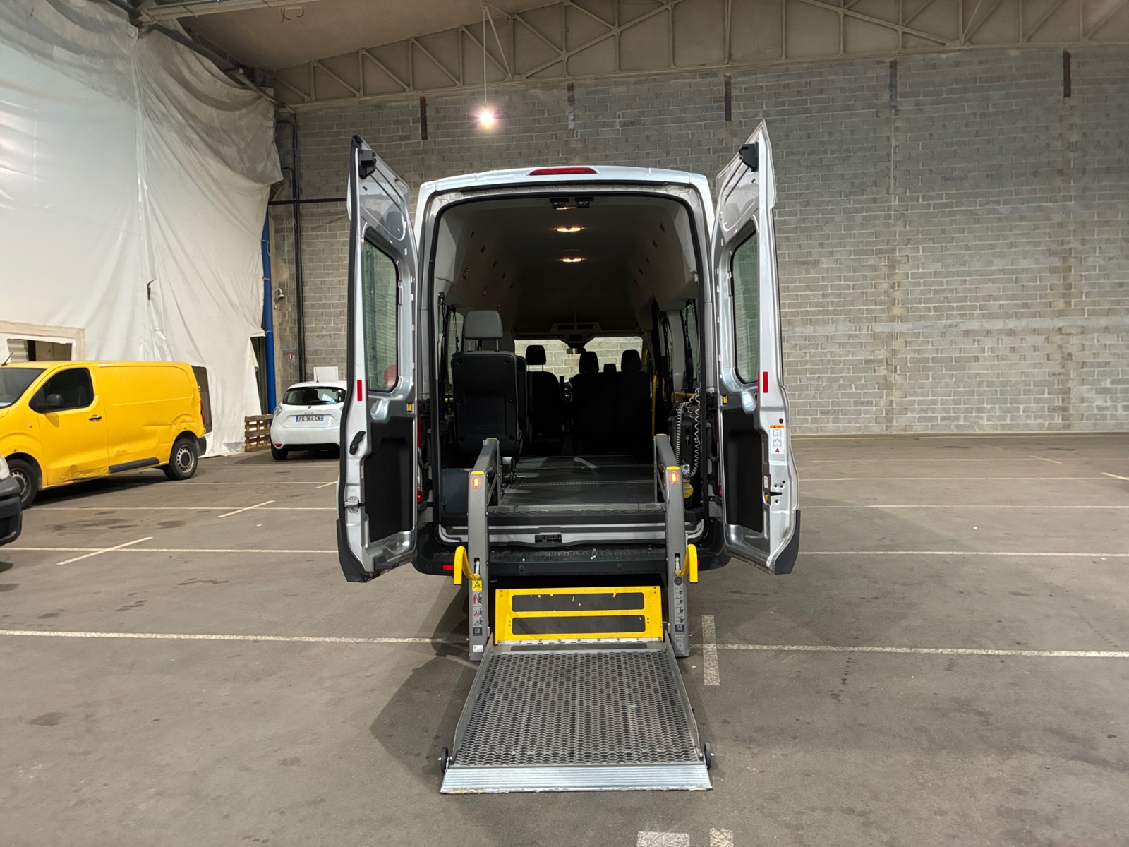 FORD TRANSIT KOMBI TPMR P350 L4H3 2.0 TDCi 130 Ambiente 8pl 2017