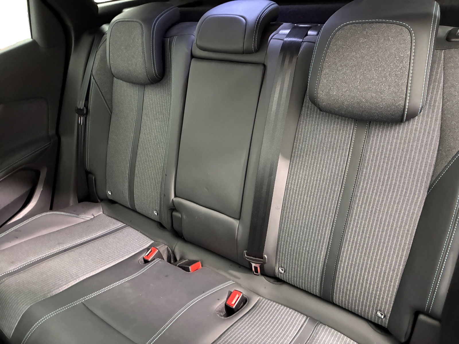 PEUGEOT 3008 Hybrid 225 e-EAT8 Allure Pack 2022