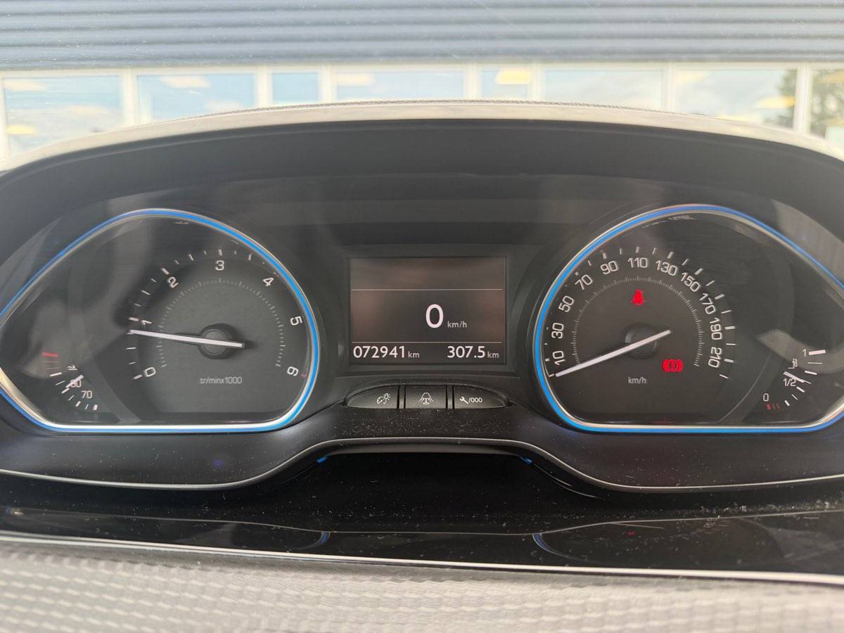 PEUGEOT 2008 1.6 e-HDi 115ch FAP BVM6 Féline Titane Féline Titane 2013