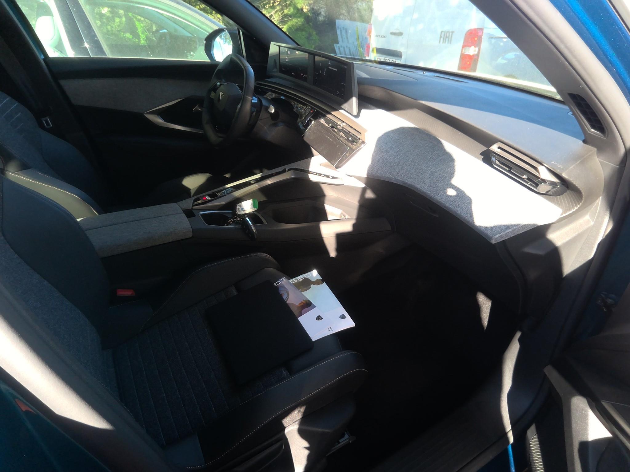 PEUGEOT 5008 Hybrid 145 ch e-DCS6 Allure	7pl 2025